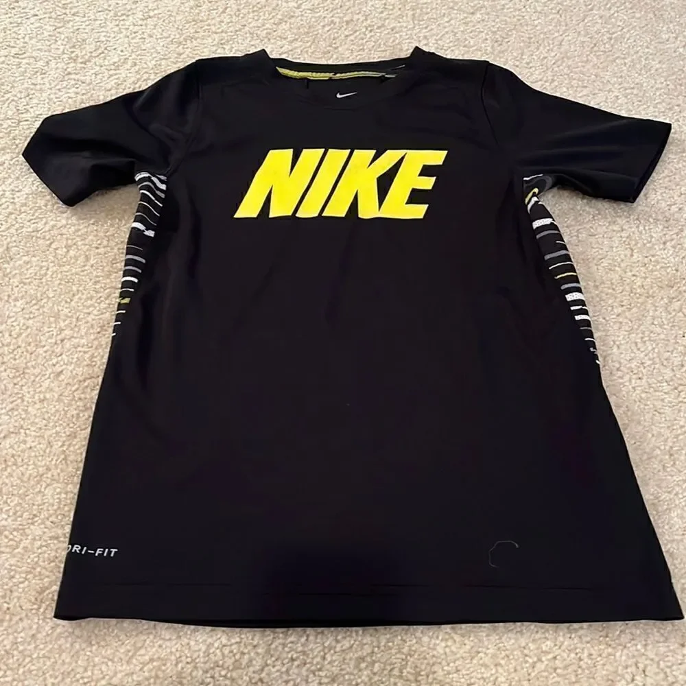 SIZE SMALL NIKE DRI FIT SHIRT